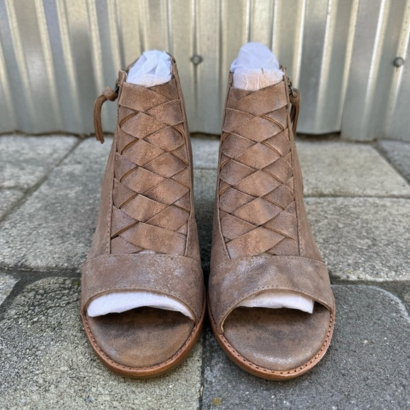 NIB SOFFT MCKENNA SANDAL IN SMOKE SUEDE - Picture 1 of 7